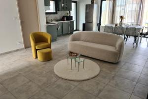 Bright house in Pezens for 8 people