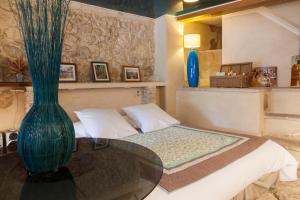 Hotels Logis Le Mas Et La Flambee Du Luberon : photos des chambres