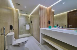 Shower, Ramada Hotel & Suites By Wyndham Dubai JBR in Dubai