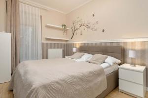 Family Apartment with Garden and Two Parking Spaces in Gdańsk by Noclegi Renters