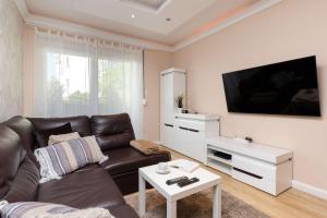 Family Apartment with Garden and Two Parking Spaces in Gdańsk by Noclegi Renters