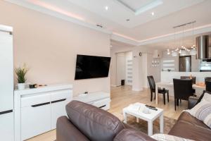 Family Apartment with Garden and Two Parking Spaces in Gdańsk by Noclegi Renters