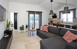 Cozy Apartment In Supetar With Wifi