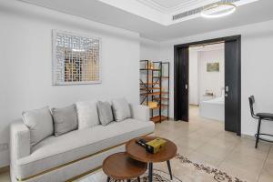 Modern 2BR Apartment - City Views - Goldcrest Views 2