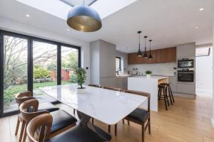 Charming 3 Bedroom Apartment in Acton