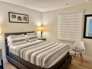 Platinum Homes , Stylish 3BR Home,4 Min to YQM Airport, Sleeps 10 Free Parking