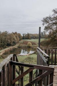 Maison surplombant létang avec bain nordique