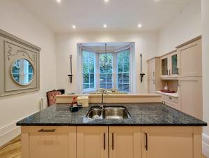 Elegant 2-Bed Flat in Shenfield