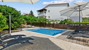 Apartment Petrinic-Sea View & Pool Apartment by Villas Guide