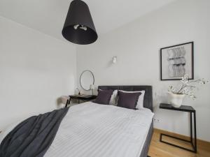 1BR Riga City Centre apartment, with bath & desk