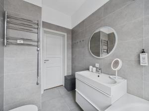 1BR Riga City Centre apartment, with bath & desk