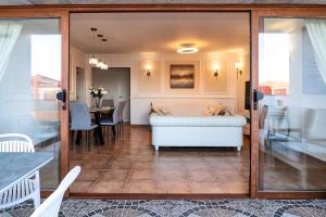 Villa La Perla - Cliffside Retreat