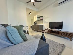 Majestic Modern Studio Suites with Infinity Pool