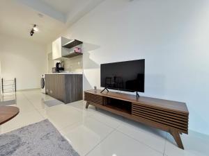 Majestic Modern Studio Suites with Infinity Pool