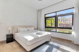 Free housekeeping visits during your stay - StayShort - Warm & Spacious 3 Bedroom in The Greens that Sleeps 8