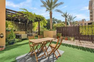 Free housekeeping visits during your stay - StayShort - Warm & Spacious 3 Bedroom in The Greens that Sleeps 8