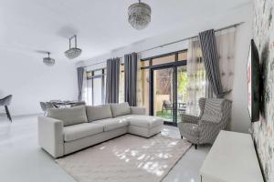 Free housekeeping visits during your stay - StayShort - Warm & Spacious 3 Bedroom in The Greens that Sleeps 8