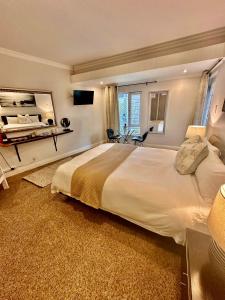 Spacious Private Suite in Central Morningside