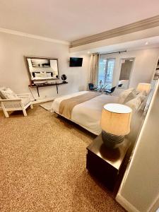 Spacious Private Suite in Central Morningside