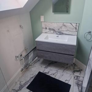 Rushden 3 BD 2 Bath Parking