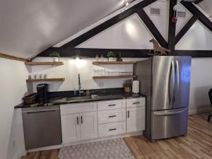 Hay Loft in Historic Barn - 4 Minutes to Legoland