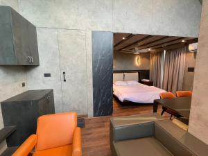 Bankroft 1 - Cozy Luxury cabin with Outdoor Jacuzzi in Hyderabad by Homeyhuts