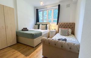 Promo Rate - 3 Bedroom with FREE WiFi & Private Balcony near Finsbury Park, Manor House, Highbury & Islington by Staylio London