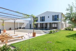 The Mas du Mazet Stunning New Mas in the Heart of the Orchards Charleval