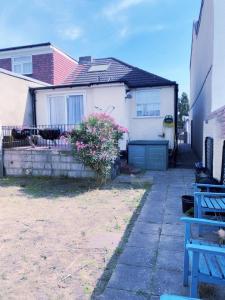 Abbey Wood Station Beautiful Two Bedrooms Bungalow House