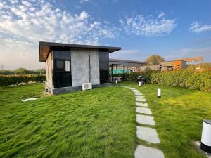 Rose 3- Romantic Luxury cabin with Jacuzzi in Hyderabad by Homeyhuts
