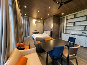 Rose 3- Romantic Luxury cabin with Jacuzzi in Hyderabad by Homeyhuts