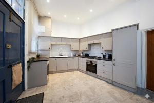 Large & Spacious 3 Bedroom 3 Bathroom Sleeps 8 Perfect for Contractors, Visitors and Families