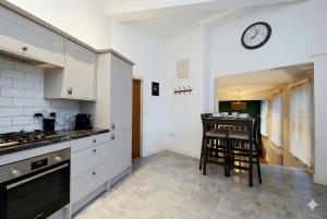 Large & Spacious 3 Bedroom 3 Bathroom Sleeps 8 Perfect for Contractors, Visitors and Families