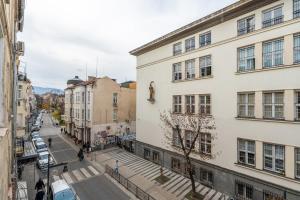 The Urban Pulse Stylish Flat