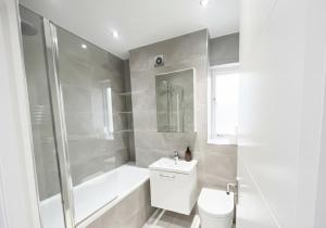 Exclusive 2 Bedroom Flat in Queens Park!