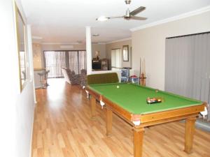 Mountain Park on 50 acres, beautiful views, river close by, sleeps 12, 5 bedroom