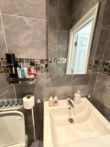 Modern 2 bed flat in Earls Court - 3 mins from the station