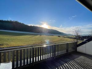 Moderne Maisonette-Ferienwohnung mit Dachterrasse, Waldblick & Parkplatz