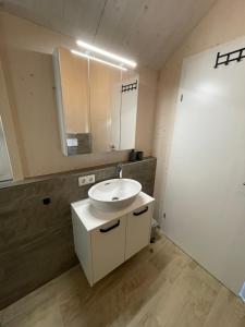 Moderne Maisonette-Ferienwohnung mit Dachterrasse, Waldblick & Parkplatz