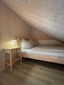 Moderne Maisonette-Ferienwohnung mit Dachterrasse, Waldblick & Parkplatz