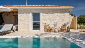 Family villa Rapavel with pool in Visnjan