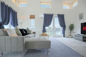 Stylish 2 Bedroom Duplex Apartment - Close to City Centre - Balcony, Free Parking, Self-Check-In, Fast Wifi & Smart TVs by Yoko Property