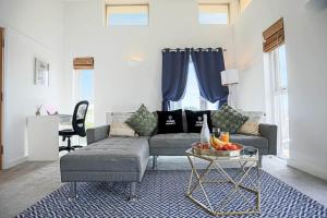 Stylish 2 Bedroom Duplex Apartment - Close to City Centre - Balcony, Free Parking, Self-Check-In, Fast Wifi & Smart TVs by Yoko Property