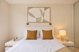 Iconic 1 BR Harbour View Apartment