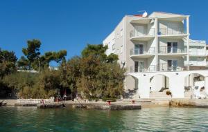 Gorgeous Apartment In Klek With House Sea View