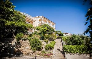 Amazing Apartment In Lopar With House Sea View