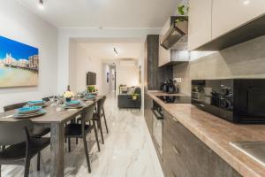 NEW - Only Suites Modern 2-Bedroom Maiosnette with Private heated Jacuzzi by SF Homes