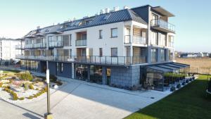 Apartament Niebieski Centrum Sarbinowo w budynku z restauracją