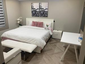 Modern 7 Bedroom Masterpiece on Portage Sleeps 16