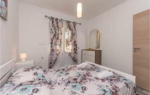 Gorgeous Apartment In Biograd Na Moru With Heated Swimming Pool